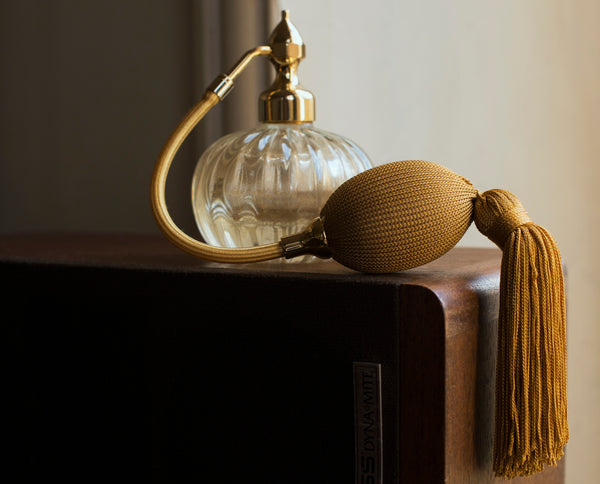 HOME COLLECTION: MURANO GLASS, GOLD PLATED FIZZ BALL MOUNT, CLEAR WITH INSERTED GOLD LEAFS, ONION SHAPE